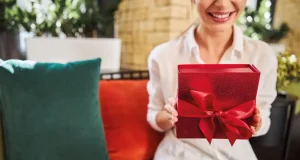 Kadınları Mutlu Edecek En iyi 15 Doğum Günü Hediyesi Önerileri